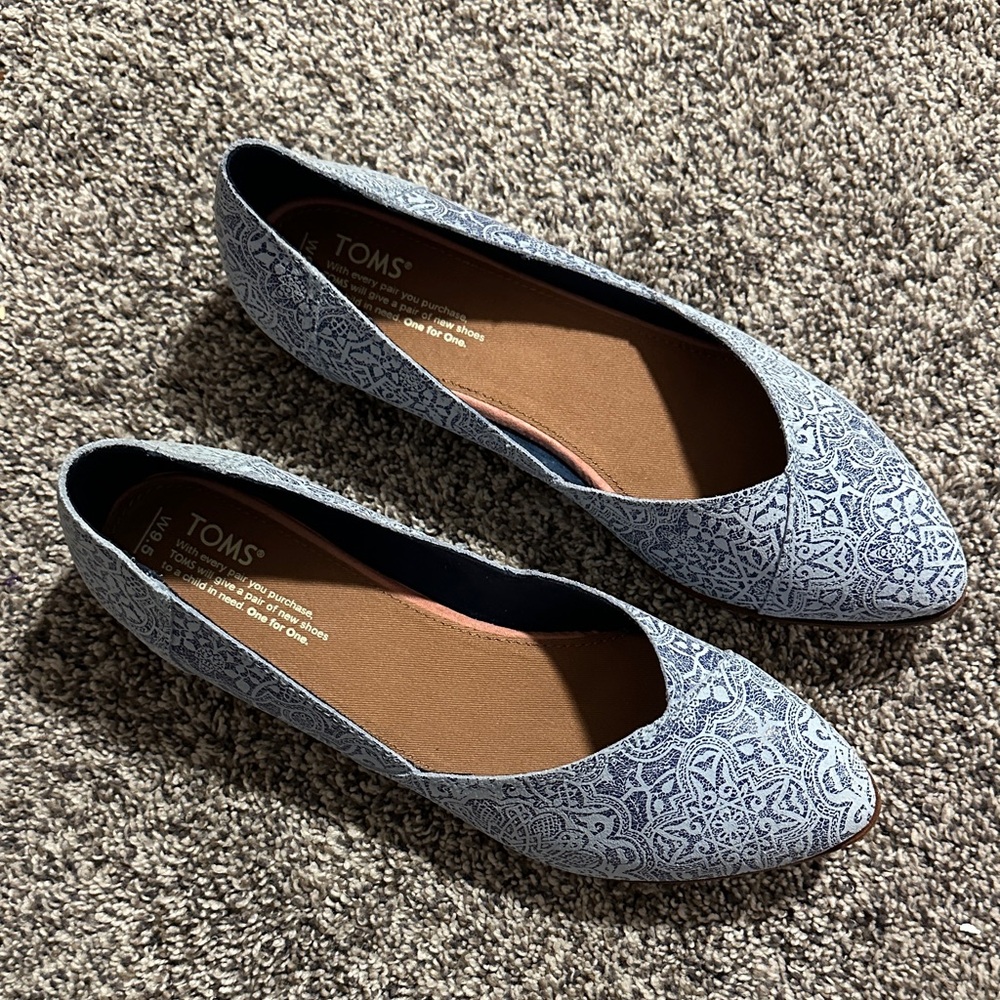 TOMS Women’s Jutti Blue Mosaic Tile Print Suede - size 9.5 BRAND NEW